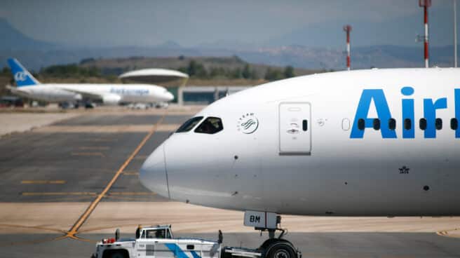 Un avión de Air Europa remolcado por la pista en la terminal 4 del Aeropuerto de Madrid-Barajas. Un avión de Air Europa remolcado por la pista en la terminal 4 del Aeropuerto de Madrid-Barajas.