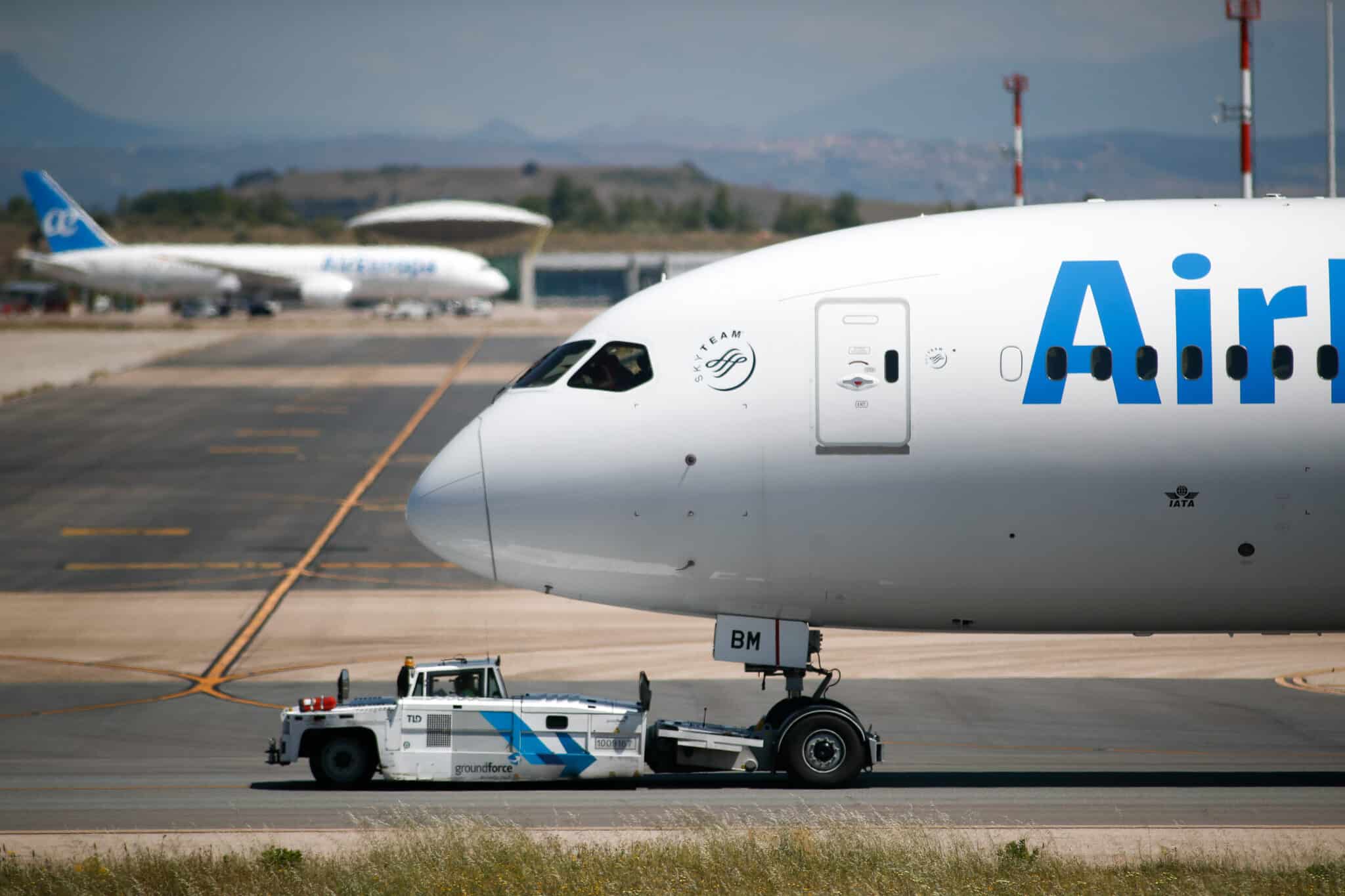 Un avión de Air Europa remolcado por la pista en la terminal 4 del Aeropuerto de Madrid-Barajas.