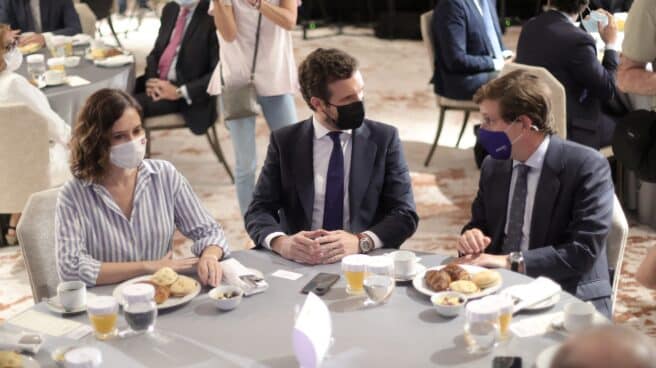 La presidenta de la Comunidad de Madrid, Isabel Díaz Ayuso; el presidente del PP, Pablo Casado, y el alcalde de Madrid, José Luis Martínez-Almeida. La presidenta de la Comunidad de Madrid, Isabel Díaz Ayuso; el presidente del PP, Pablo Casado, y el alcalde de Madrid, José Luis Martínez-Almeida.