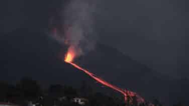 El volcán de La Palma se reactiva con enorme virulencia y la lava se acerca al mar