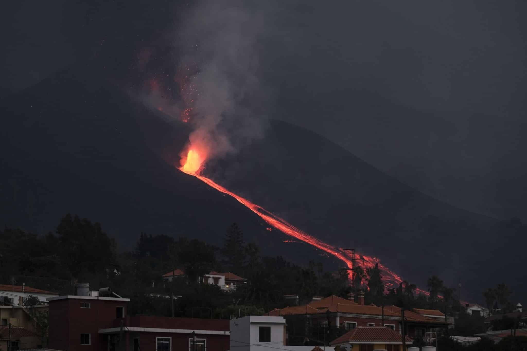 Tras un día relativamente en calma, la erupción volcánica de La Palma ha empezado a lanzar lava a gran velocidad y virulencia.