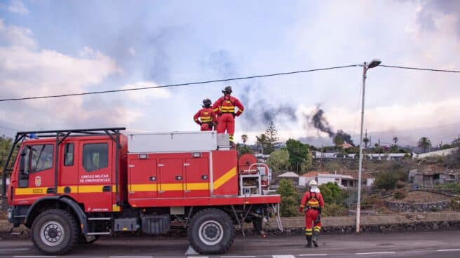 Efectivos de la Unidad Militar de Emergencias (UME), frente al volcán de La Palma.
