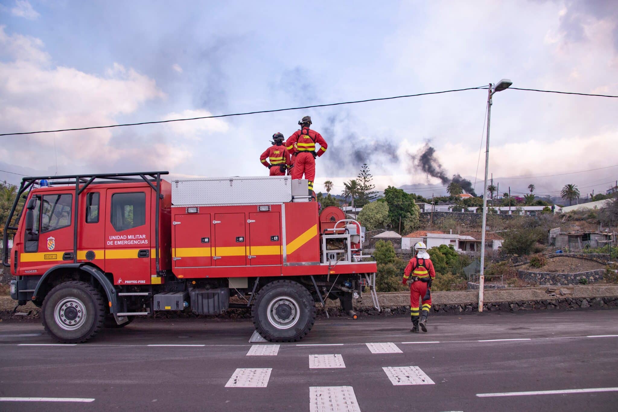 Efectivos de la Unidad Militar de Emergencias (UME), frente al volcán de La Palma.