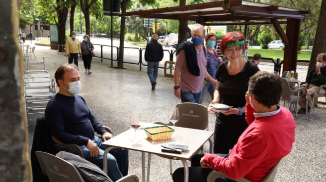 Clentes en una terraza de Zaragoza