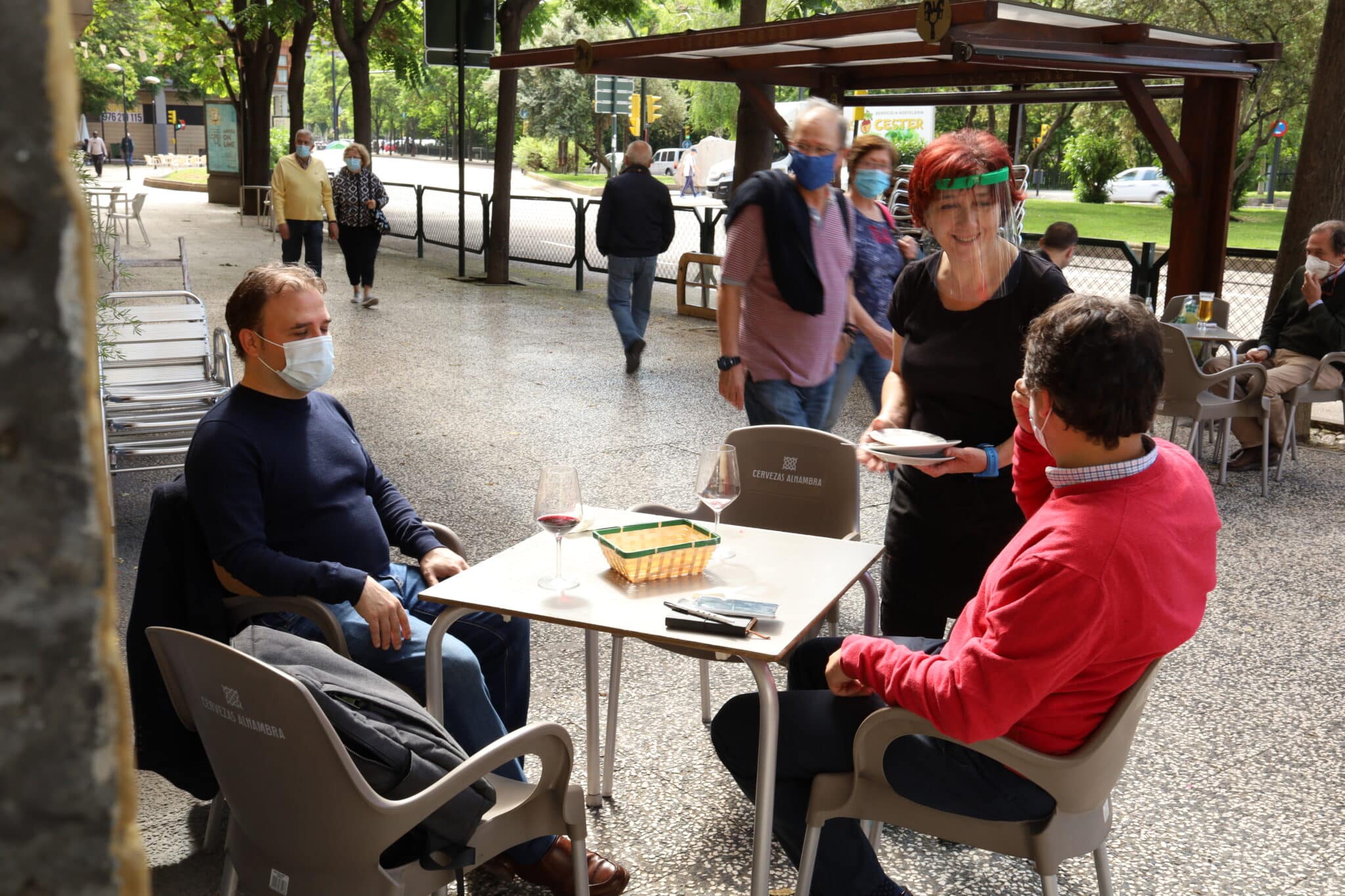 Clentes en una terraza de Zaragoza