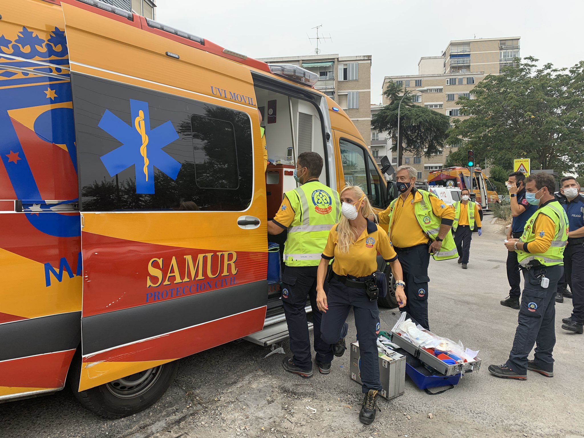 El Samur salva de atragantarse a una bebé encerrada con sus padres en un ascensor