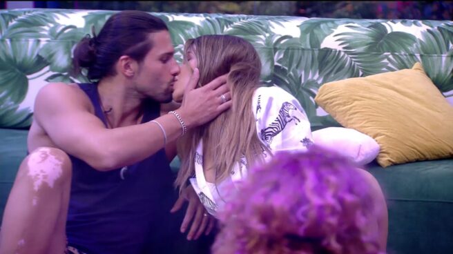 beso-luca-cristina-porta Beso entre dos concursantes del reality de Telecinco: 'Secret Story'