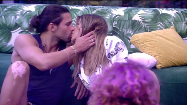 Beso entre dos concursantes del reality de Telecinco: 'Secret Story'