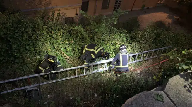 Los bomberos rescatan de un pozo de 8 metros a una niña en Madrid