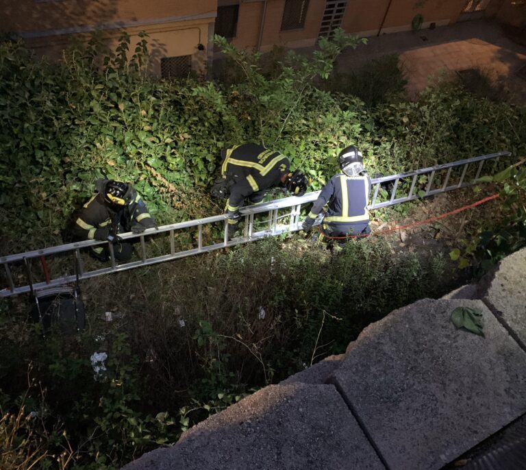 Los bomberos rescatan de un pozo de 8 metros a una niña en Madrid