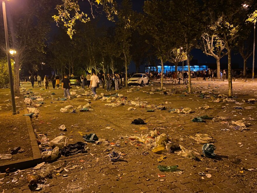 Restos del botellón frente a la esplanada de la Facultad de Derecho de la Universidad Complutense de Madrid