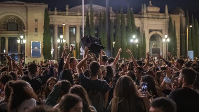 Cientos de personas hacen botellón en Barcelona.