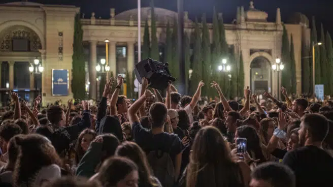 Cientos de personas participan en un botellón con incidentes en Barcelona