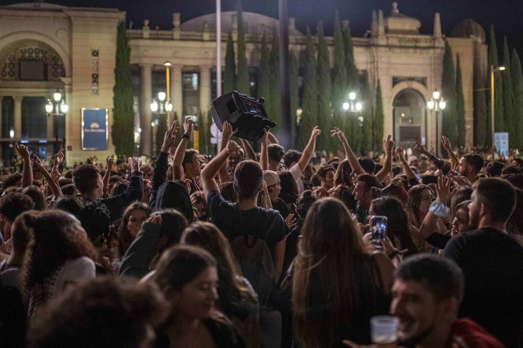 Cientos de personas hacen botellón en Barcelona.