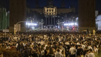 Luchar contra los botellones o legalizarlos: Barcelona abre el debate