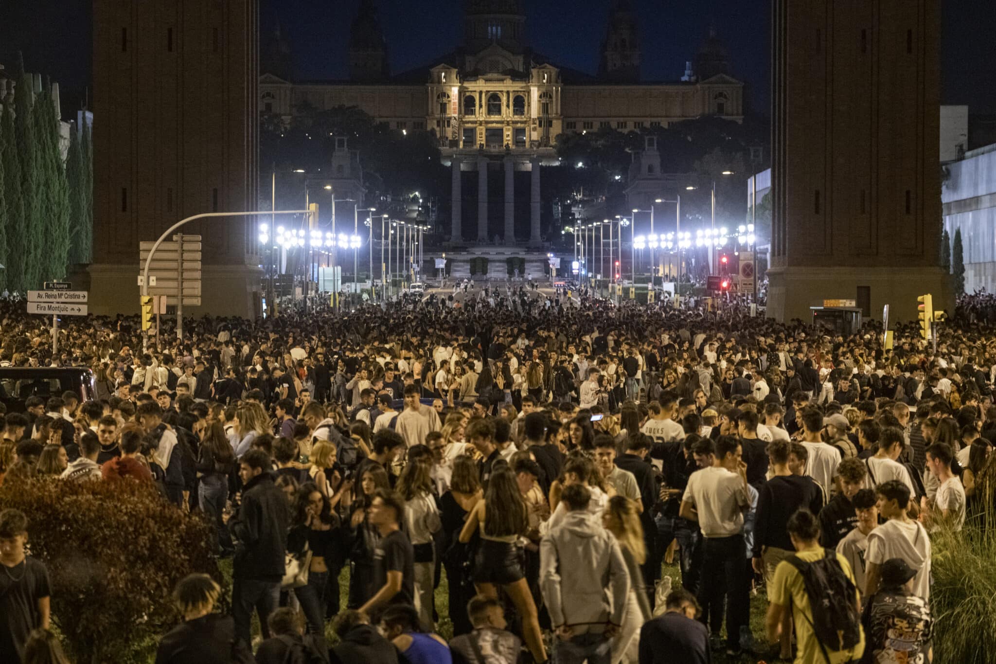 Cientos de personas hacen botellón en Barcelona en el primer día de las fiestas de la Mercé.