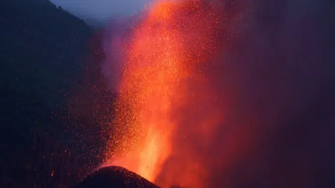 El movimiento de la lava se ralentiza y no llegará al mar esta noche