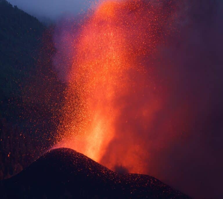El movimiento de la lava se ralentiza y no llegará al mar esta noche