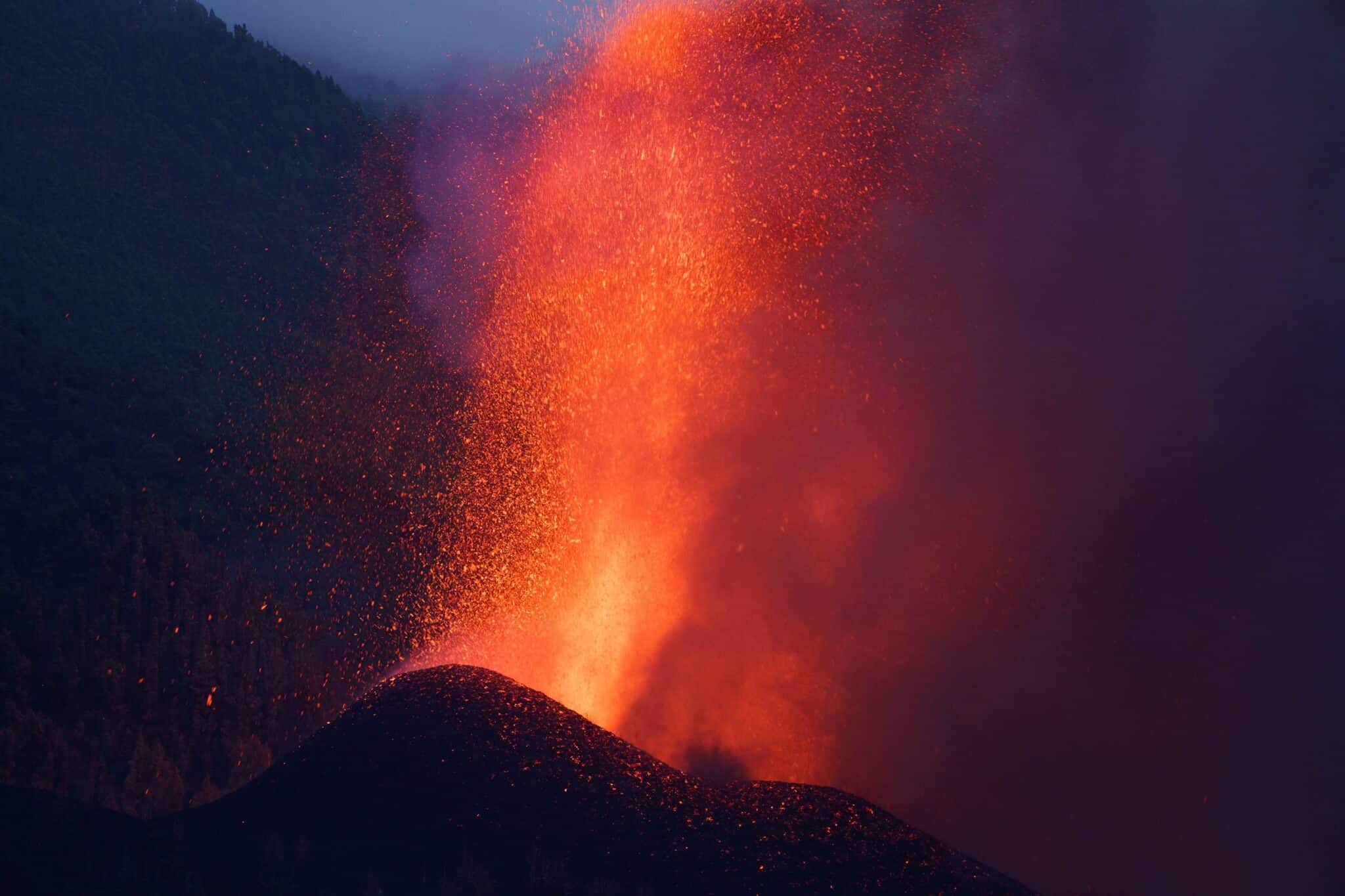 El movimiento de la lava se ralentiza y no llegará al mar esta noche