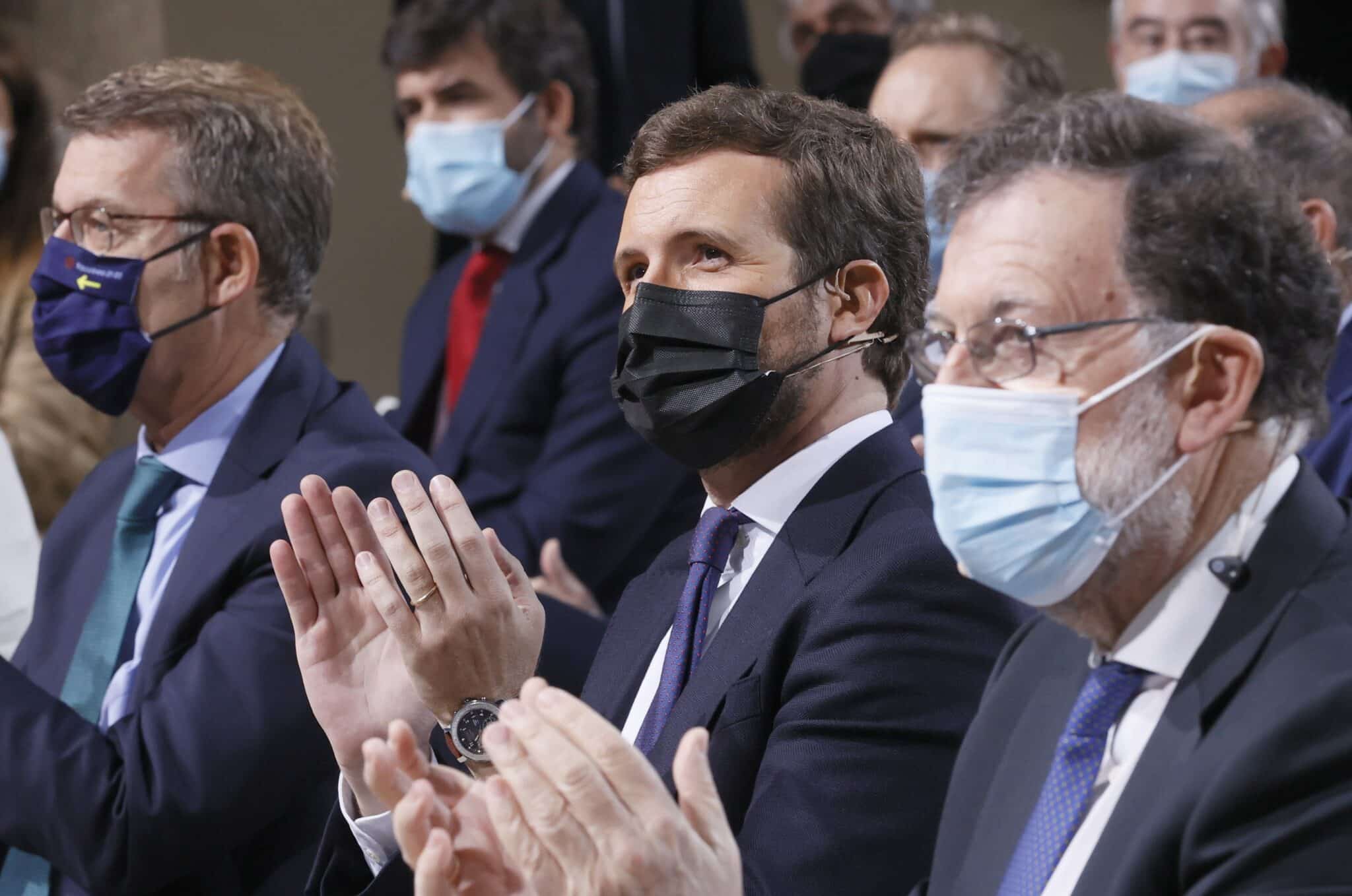 El presidente del Partido Popular, Pablo Casado (c), junto al presidente de al Xunta, Alberto Núñez Feijóo (i), y el expresidente del Gobierno Mariano Rajoy.