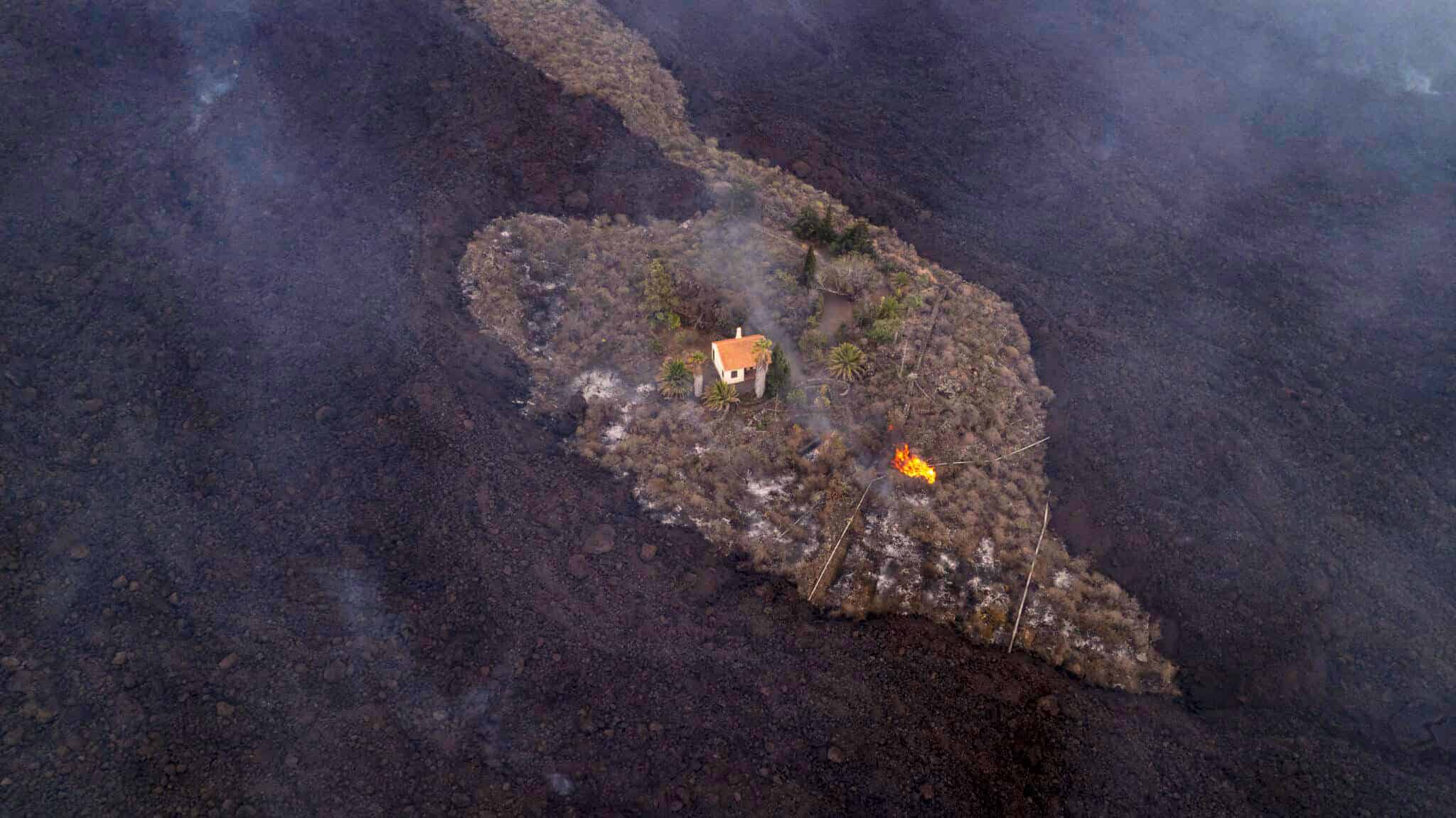 Una casa en mitad de la lava del volcán de La Palma queda a salvo de ser destrozada