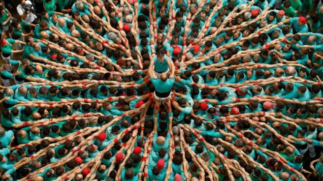 Diada Catalunya: os Castellers de Vilafranca hacen piña para empezar a construir el castell.