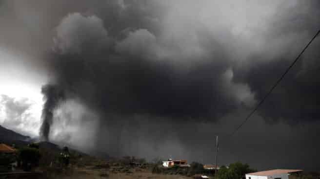 Nube de ceniza y dióxido de azufre que expulsa el volcán de La Palma.