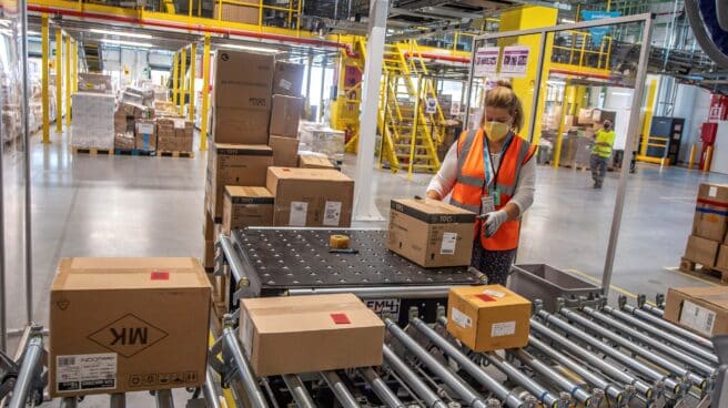 Una trabajadora en el nuevo centro logístico de Amazon en Illescas. Una trabajadora en el nuevo centro logístico de Amazon en Illescas.