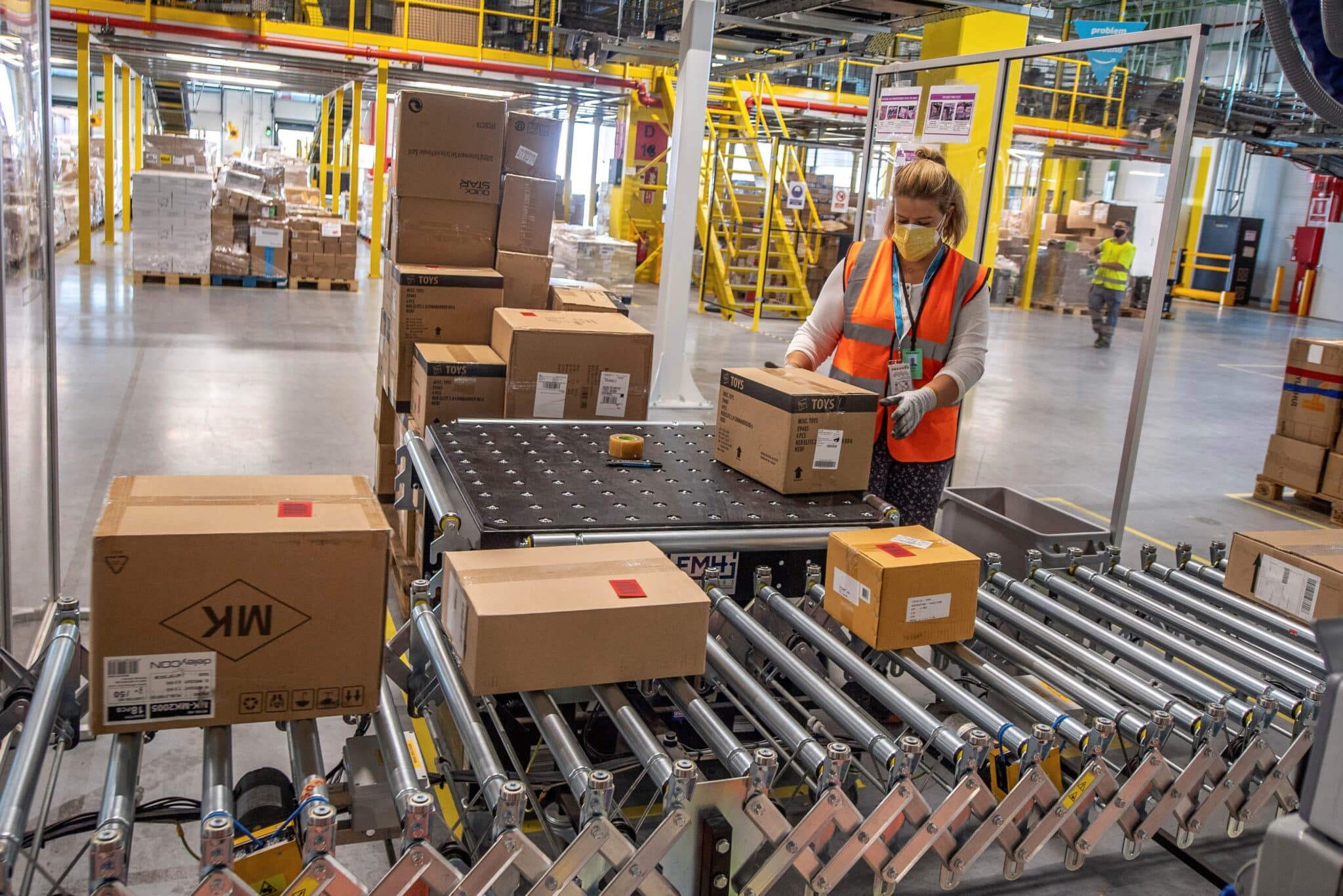 Una trabajadora en el nuevo centro logístico de Amazon en Illescas.