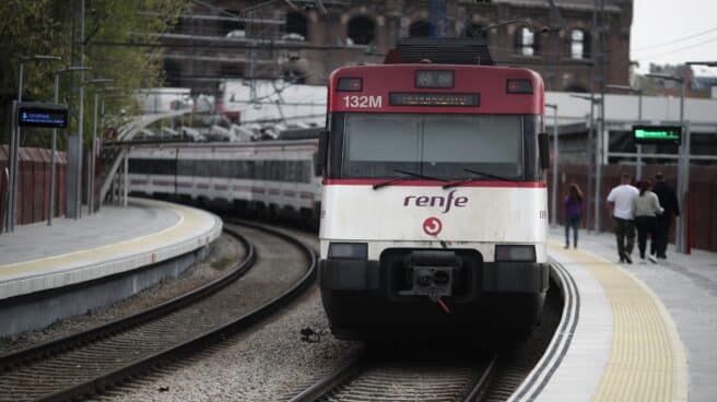 Un tren de Cercanías de Renfe en una estación de Madrid. Un tren de Cercanías de Renfe en una estación de Madrid.
