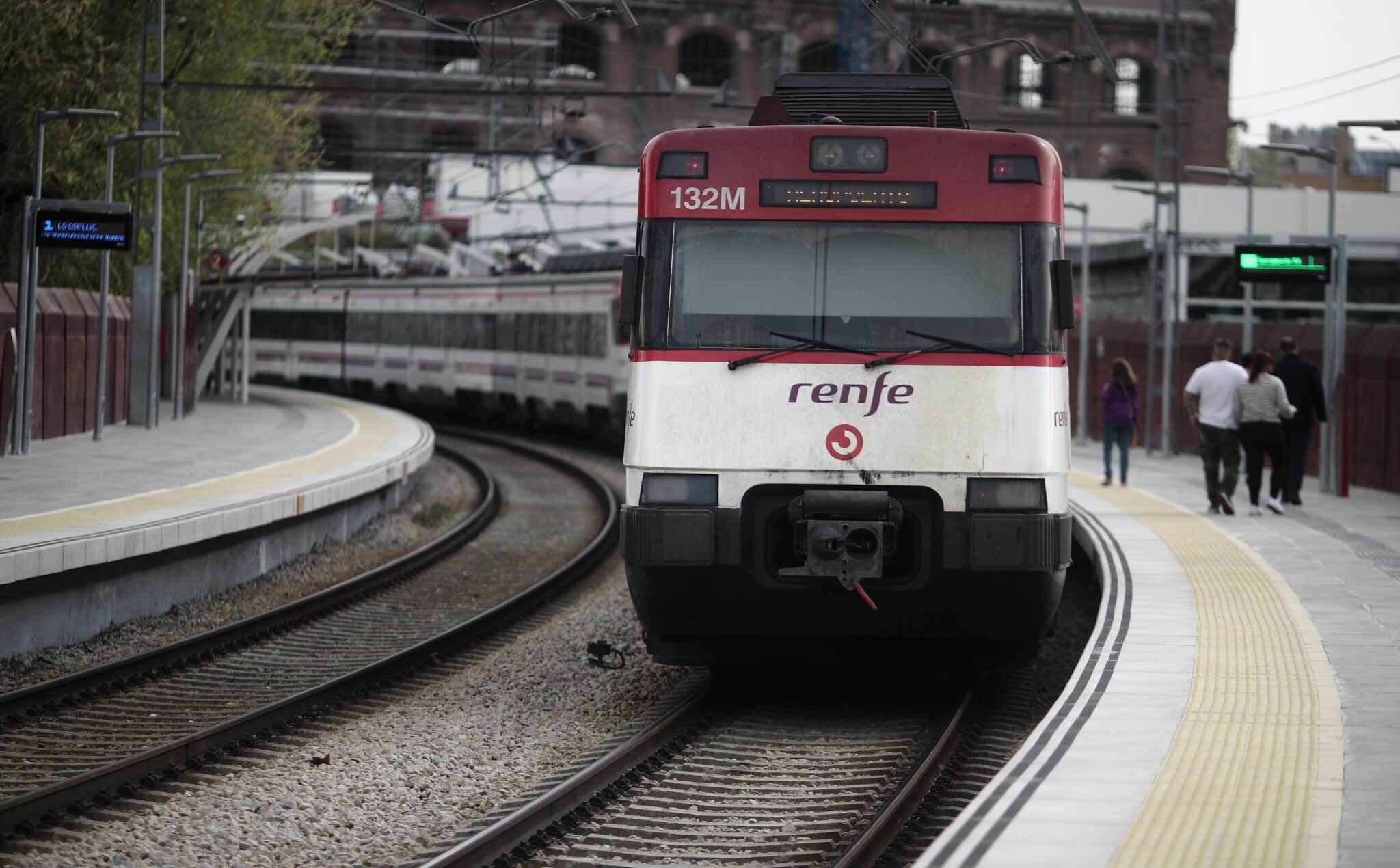 Un tren de Cercanías de Renfe en una estación de Madrid.