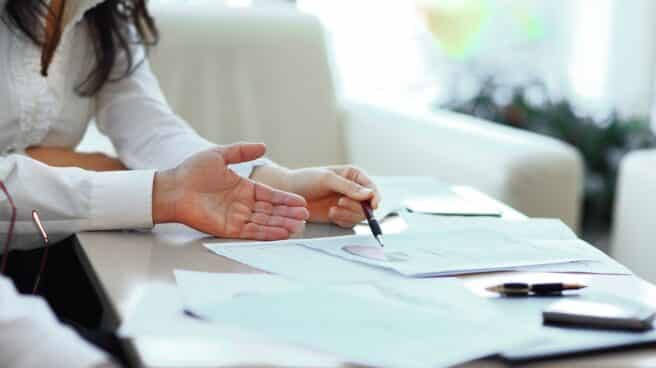 closeup-working-business-team-working-with-financial-documents-teamwork