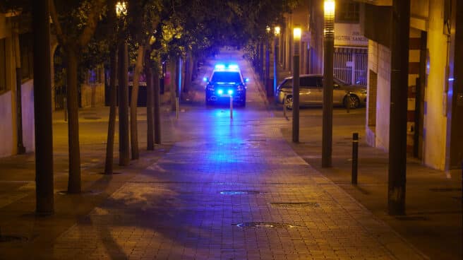 Un hombre agrede a su pareja y los familiares de ella le hieren de gravedad con un cuchillo Coche de la Policía Nacional