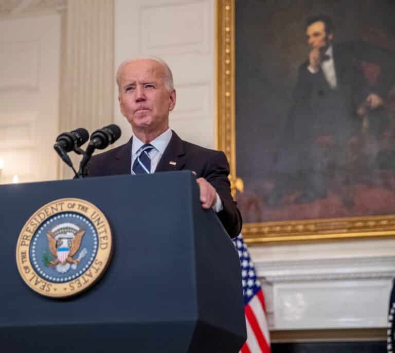 Joe Biden y Xi Jinping hablan por teléfono para "evitar un conflicto"