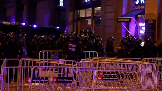 Los Mossos actúan durante los altercados en la Diada del 11-S.