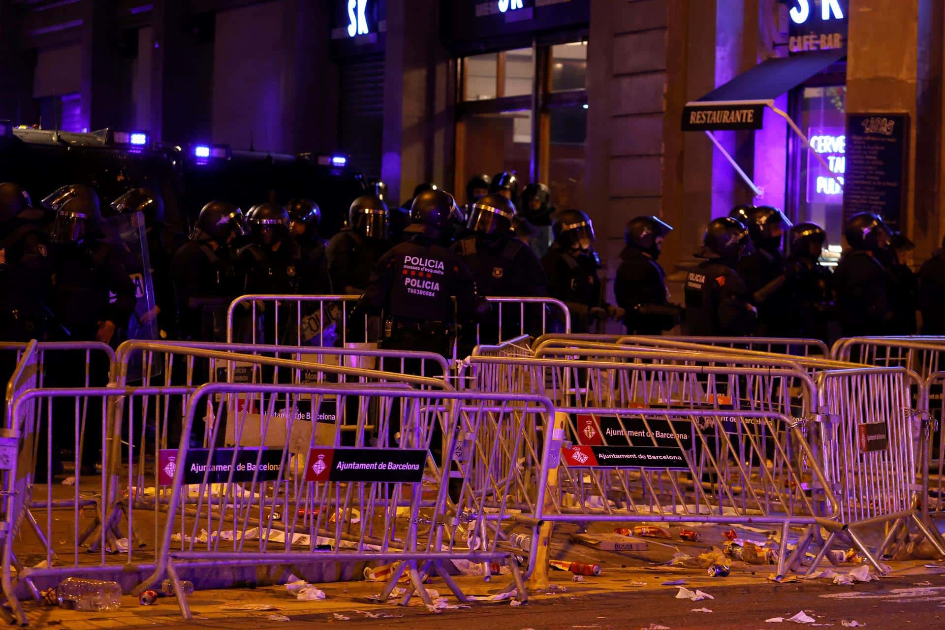 Los Mossos actúan durante los altercados en la Diada del 11-S.