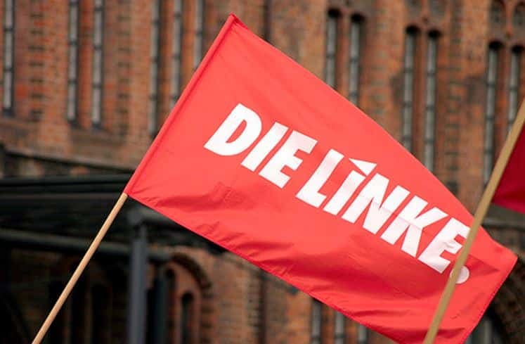 Una bandera de Die Linke junto al Rotes Rathaus de Berlín