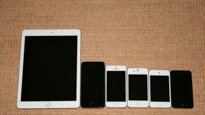 Imagen de una tabler y 5 smartphones, iPhone, antiguos