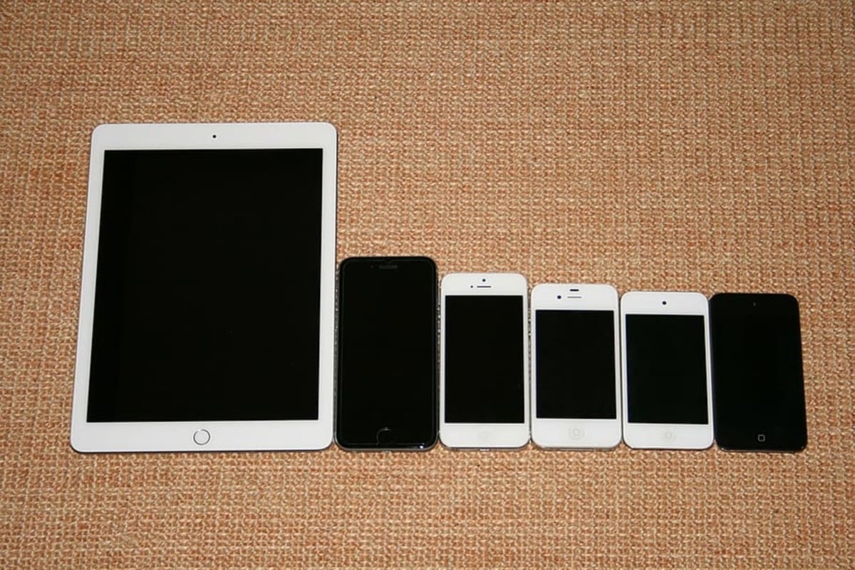 Imagen de una tabler y 5 smartphones, iPhone, antiguos