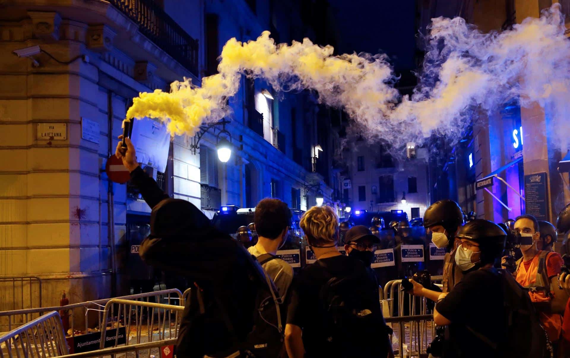 Disturbios frente a la Jefatura de la Policía Nacional en Via Laietana.