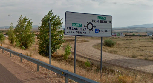 Cartel en la carretera que lleva a Villanueva de la Serena y Don Benito.