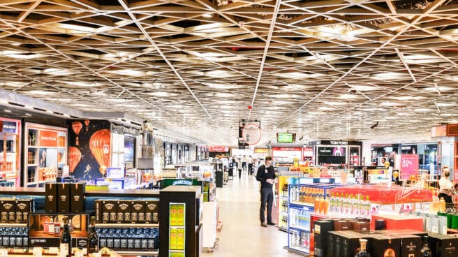 Una tienda de Dufry, que tiene acuerdos con Aena y que se juega 200 millones de euros Imagen de uno de los establecimientos de Dufry, empresa que se sitúa dentro de los aeropuertos