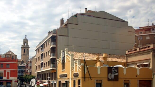 Edificios de color amarillo y blanco con una vía circular en medio. Es Vendrell,Tarragona