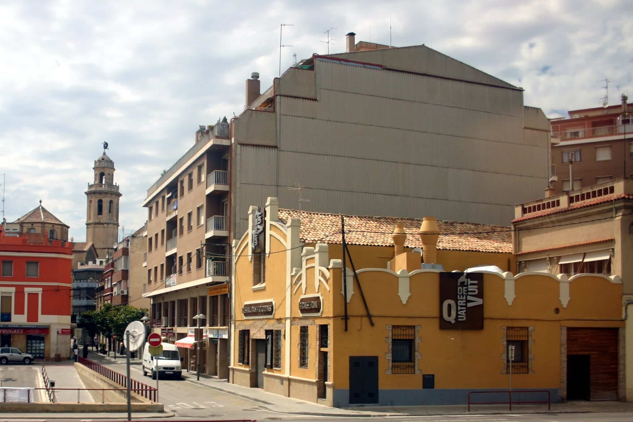 Edificios de color amarillo y blanco con una vía circular en medio. Es Vendrell,Tarragona