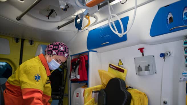 Muere el conductor de un turismo al chocar con un camión en la A-2 en Lleida Una técnico del Sistema de Emergencias Médicas (SEM) de la Generalitat de Cataluña en una ambulancia
