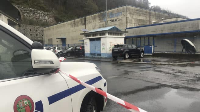 Investigan el posible homicidio imprudente de una bebé de 5 meses en Irún Coche patrulla de la Ertzaintza