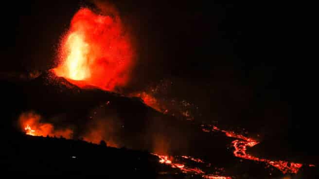 La erupción del volcán de La Palma podría durar entre 24 y 84 días Una boca eruptiva expulsa lava y piroclastos en la zona de Los Llanos, en El Paso, La Palma