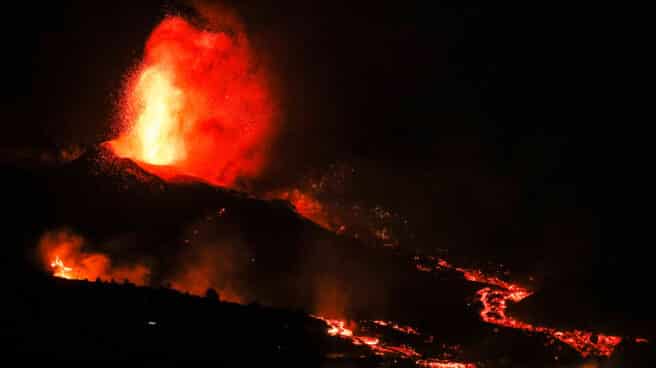 Una boca eruptiva expulsa lava y piroclastos en la zona de Los Llanos, en El Paso, La Palma