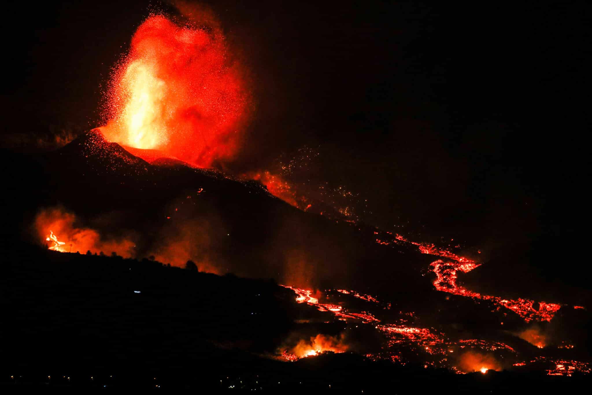 Una boca eruptiva expulsa lava y piroclastos en la zona de Los Llanos, en El Paso, La Palma