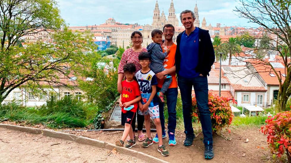 Ignacio Álvaro con la familia de Sarar, en Galicia